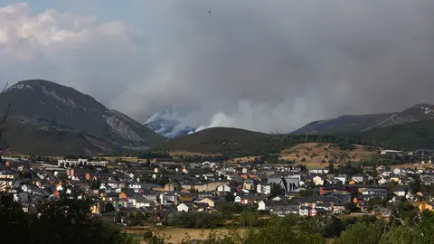 El incendio de Anllares del Sil afecta al Valle de Fornela. Fotos: César Hornija.