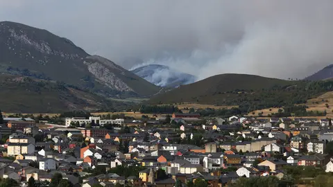 El incendio de Anllares del Sil afecta al Valle de Fornela. Fotos: César Hornija.