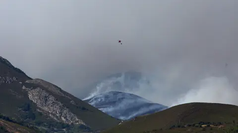 El incendio de Anllares del Sil afecta al Valle de Fornela. Fotos: César Hornija.