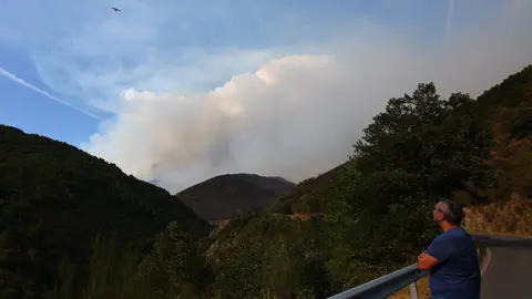 El incendio de Anllares del Sil afecta al Valle de Fornela. Fotos: César Hornija.