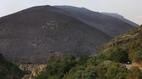 El incendio de Anllares del Sil afecta al Valle de Fornela. Fotos: César Hornija.