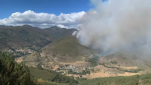 El incendio de Anllares del Sil afecta al Valle de Fornela. Fotos: César Hornija.