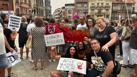 Más de un centenar de personas se manifiestan en La Bañeza para denunciar el abandono institucional y exigir medidas urgentes ante los incendios que arrasan León. Foto: Carla Vidal | Noticias del Pueblo.
