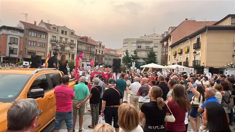 Más de un centenar de personas se manifiestan en La Bañeza para denunciar el abandono institucional y exigir medidas urgentes ante los incendios que arrasan León. Foto: Carla Vidal | Noticias del Pueblo.