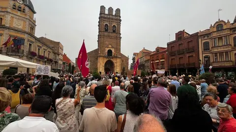 Más de un centenar de personas se manifiestan en La Bañeza para denunciar el abandono institucional y exigir medidas urgentes ante los incendios que arrasan León. Foto: Carla Vidal | Noticias del Pueblo.
