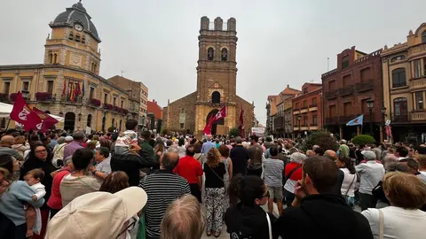 Más de un centenar de personas se manifiestan en La Bañeza para denunciar el abandono institucional y exigir medidas urgentes ante los incendios que arrasan León. Foto: Carla Vidal | Noticias del Pueblo.