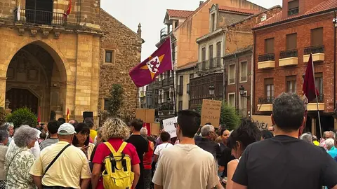 Más de un centenar de personas se manifiestan en La Bañeza para denunciar el abandono institucional y exigir medidas urgentes ante los incendios que arrasan León. Foto: Carla Vidal | Noticias del Pueblo.