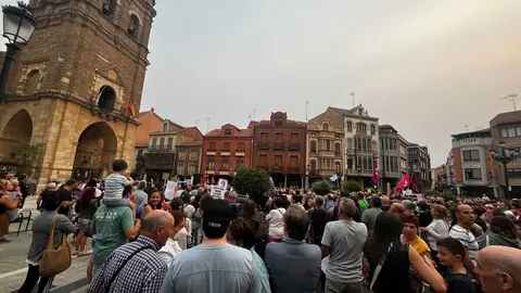 Más de un centenar de personas se manifiestan en La Bañeza para denunciar el abandono institucional y exigir medidas urgentes ante los incendios que arrasan León. Foto: Carla Vidal | Noticias del Pueblo.