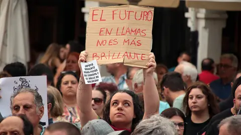 La Plaza Mayor de La Bañeza acoge una concentración ciudadana para reclamar el nivel 3 de emergencia por los incendios de la provincia. Foto: Peio García.