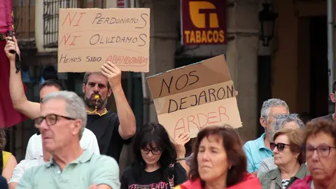 La Plaza Mayor de La Bañeza acoge una concentración ciudadana para reclamar el nivel 3 de emergencia por los incendios de la provincia. Foto: Peio García.