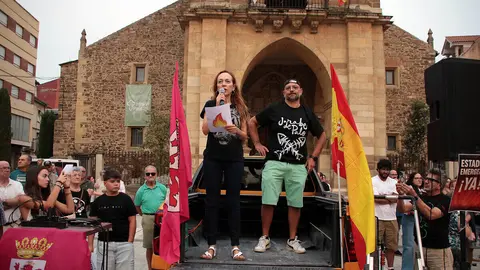 La Plaza Mayor de La Bañeza acoge una concentración ciudadana para reclamar el nivel 3 de emergencia por los incendios de la provincia. Foto: Peio García.