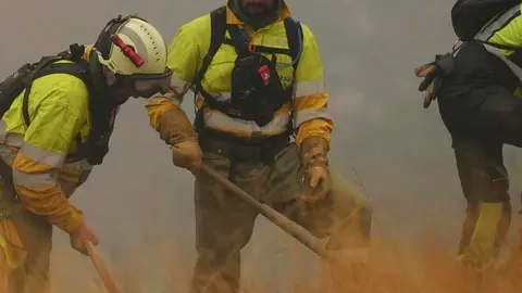 Bomberos de Euskadi durante su intervención en la localidad de Lucillo.