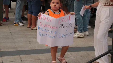 La Plaza Mayor de La Bañeza acoge una concentración ciudadana para reclamar el nivel 3 de emergencia por los incendios de la provincia. Foto: Peio García.