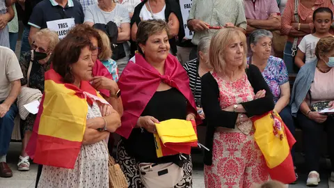 La Plaza Mayor de La Bañeza acoge una concentración ciudadana para reclamar el nivel 3 de emergencia por los incendios de la provincia. Foto: Peio García.