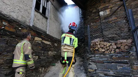 Bomberos del Ayuntamiento de Soria acuden a apagar rescoldos de casas incendiadas en el pueblo de Lusio (León). Foto: César Hornija.