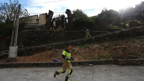 Bomberos del Ayuntamiento de Soria acuden a apagar rescoldos de casas incendiadas en el pueblo de Lusio (León). Foto: César Hornija.