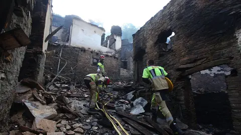 Bomberos del Ayuntamiento de Soria acuden a apagar rescoldos de casas incendiadas en el pueblo de Lusio (León). Foto: César Hornija.