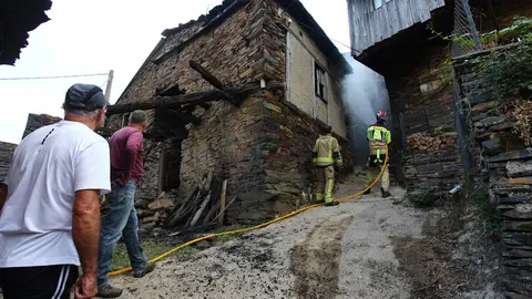 Bomberos del Ayuntamiento de Soria acuden a apagar rescoldos de casas incendiadas en el pueblo de Lusio (León). Foto: César Hornija.