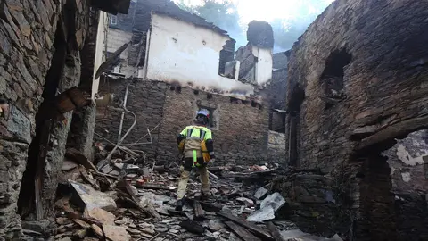 Bomberos del Ayuntamiento de Soria acuden a apagar rescoldos de casas incendiadas en el pueblo de Lusio (León). Foto: César Hornija.