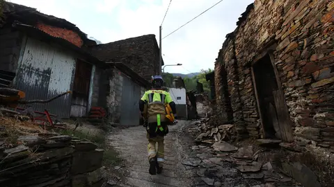 Bomberos del Ayuntamiento de Soria acuden a apagar rescoldos de casas incendiadas en el pueblo de Lusio (León). Foto: César Hornija.