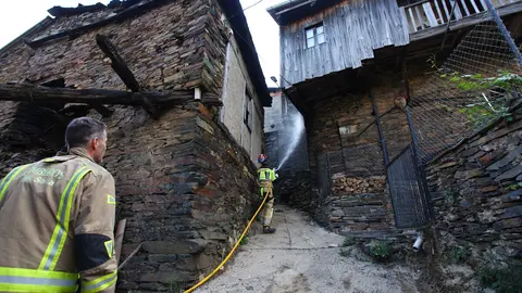 Bomberos del Ayuntamiento de Soria acuden a apagar rescoldos de casas incendiadas en el pueblo de Lusio (León). Foto: César Hornija.