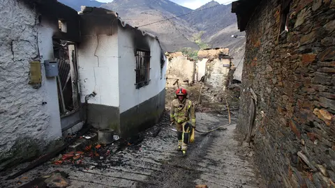 Bomberos del Ayuntamiento de Soria acuden a apagar rescoldos de casas incendiadas en el pueblo de Lusio (León). Foto: César Hornija.