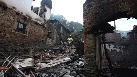 Bomberos del Ayuntamiento de Soria acuden a apagar rescoldos de casas incendiadas en el pueblo de Lusio (León). Foto: César Hornija.