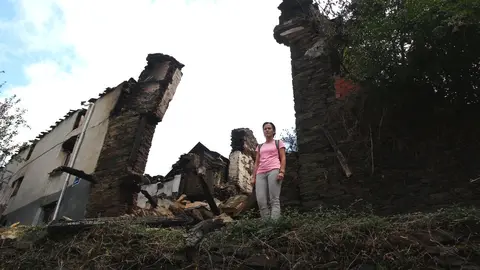 Silvia Vergara, vecina de Lusio, junto a su casa arrasada por el fuego. Foto: César Hornija.