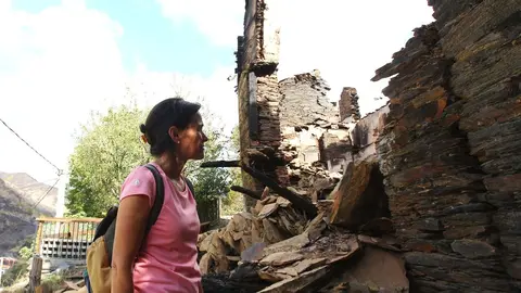 Silvia Vergara, vecina de Lusio, junto a su casa arrasada por el fuego. Foto: César Hornija.