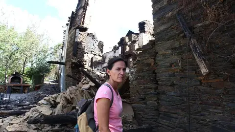 Silvia Vergara, vecina de Lusio, junto a su casa arrasada por el fuego. Foto: César Hornija.