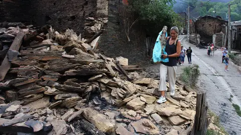 La Santa de Lusio (León), vuelve a la iglesia tras el incendio que ha arrasado el pueblo. Foto: César Hornija.