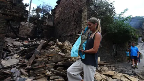 La Santa de Lusio (León), vuelve a la iglesia tras el incendio que ha arrasado el pueblo. Foto: César Hornija.