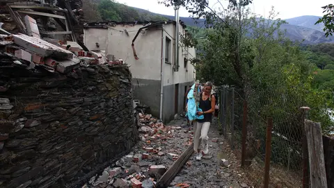 La Santa de Lusio (León), vuelve a la iglesia tras el incendio que ha arrasado el pueblo. Foto: César Hornija.