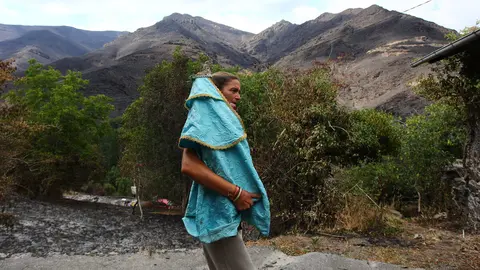 La Santa de Lusio (León), vuelve a la iglesia tras el incendio que ha arrasado el pueblo. Foto: César Hornija.
