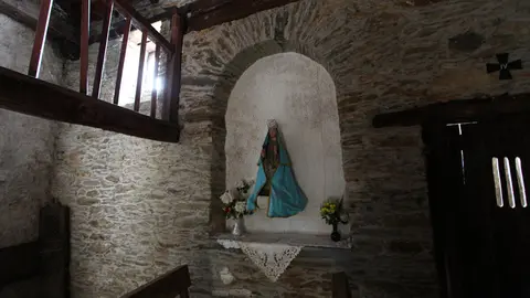 La Santa de Lusio (León), vuelve a la iglesia tras el incendio que ha arrasado el pueblo. Foto: César Hornija.