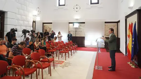 El presidente de la Junta de Castilla y León, Alfonso Fernández Mañueco, informa sobre las medidas de recuperación para las zonas afectadas por los incendios forestales aprobadas en Consejo de Gobierno extraordinario.