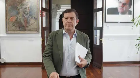 El presidente de la Junta de Castilla y León, Alfonso Fernández Mañueco, informa sobre las medidas de recuperación para las zonas afectadas por los incendios forestales aprobadas en Consejo de Gobierno extraordinario.
