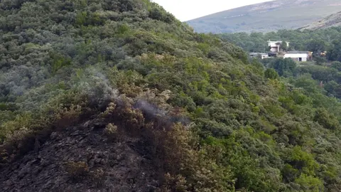 Oencia sobrevive gracias a la acción de sus vecinos mientras las llamas dejan un paisaje de dolor y destrucción en determinadas zonas; una de ellas, el cementerio