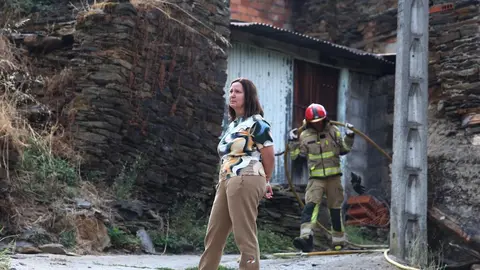 Oencia sobrevive gracias a la acción de sus vecinos mientras las llamas dejan un paisaje de dolor y destrucción en determinadas zonas; una de ellas, el cementerio