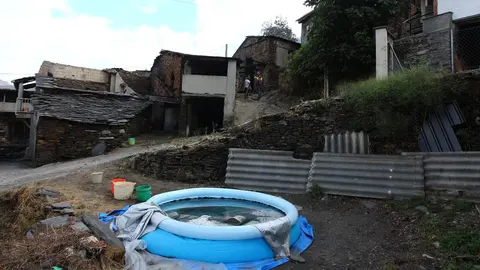 Oencia sobrevive gracias a la acción de sus vecinos mientras las llamas dejan un paisaje de dolor y destrucción en determinadas zonas; una de ellas, el cementerio