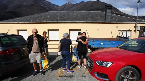 Oencia sobrevive gracias a la acción de sus vecinos mientras las llamas dejan un paisaje de dolor y destrucción en determinadas zonas; una de ellas, el cementerio