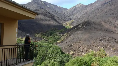 Oencia sobrevive gracias a la acción de sus vecinos mientras las llamas dejan un paisaje de dolor y destrucción en determinadas zonas; una de ellas, el cementerio