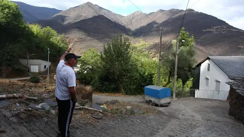 Oencia sobrevive gracias a la acción de sus vecinos mientras las llamas dejan un paisaje de dolor y destrucción en determinadas zonas; una de ellas, el cementerio