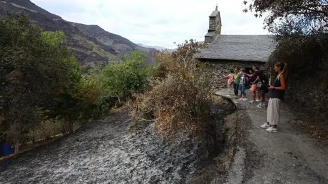 Oencia sobrevive gracias a la acción de sus vecinos mientras las llamas dejan un paisaje de dolor y destrucción en determinadas zonas; una de ellas, el cementerio