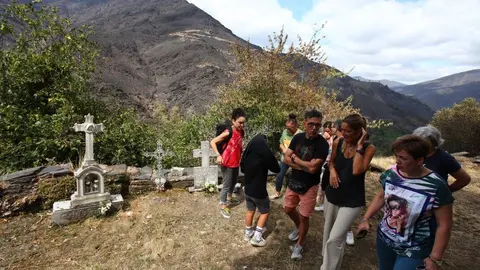 Oencia sobrevive gracias a la acción de sus vecinos mientras las llamas dejan un paisaje de dolor y destrucción en determinadas zonas; una de ellas, el cementerio