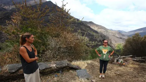 Oencia sobrevive gracias a la acción de sus vecinos mientras las llamas dejan un paisaje de dolor y destrucción en determinadas zonas; una de ellas, el cementerio