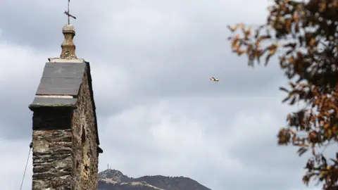 Oencia sobrevive gracias a la acción de sus vecinos mientras las llamas dejan un paisaje de dolor y destrucción en determinadas zonas; una de ellas, el cementerio