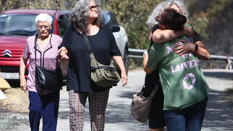 Oencia sobrevive gracias a la acción de sus vecinos mientras las llamas dejan un paisaje de dolor y destrucción en determinadas zonas; una de ellas, el cementerio