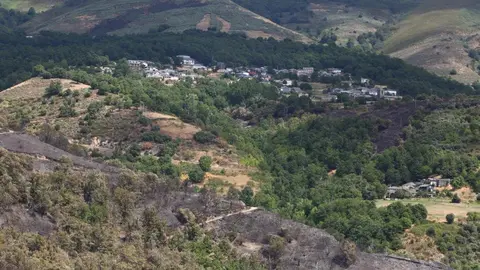 Oencia sobrevive gracias a la acción de sus vecinos mientras las llamas dejan un paisaje de dolor y destrucción en determinadas zonas; una de ellas, el cementerio