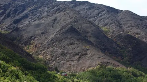 Oencia sobrevive gracias a la acción de sus vecinos mientras las llamas dejan un paisaje de dolor y destrucción en determinadas zonas; una de ellas, el cementerio